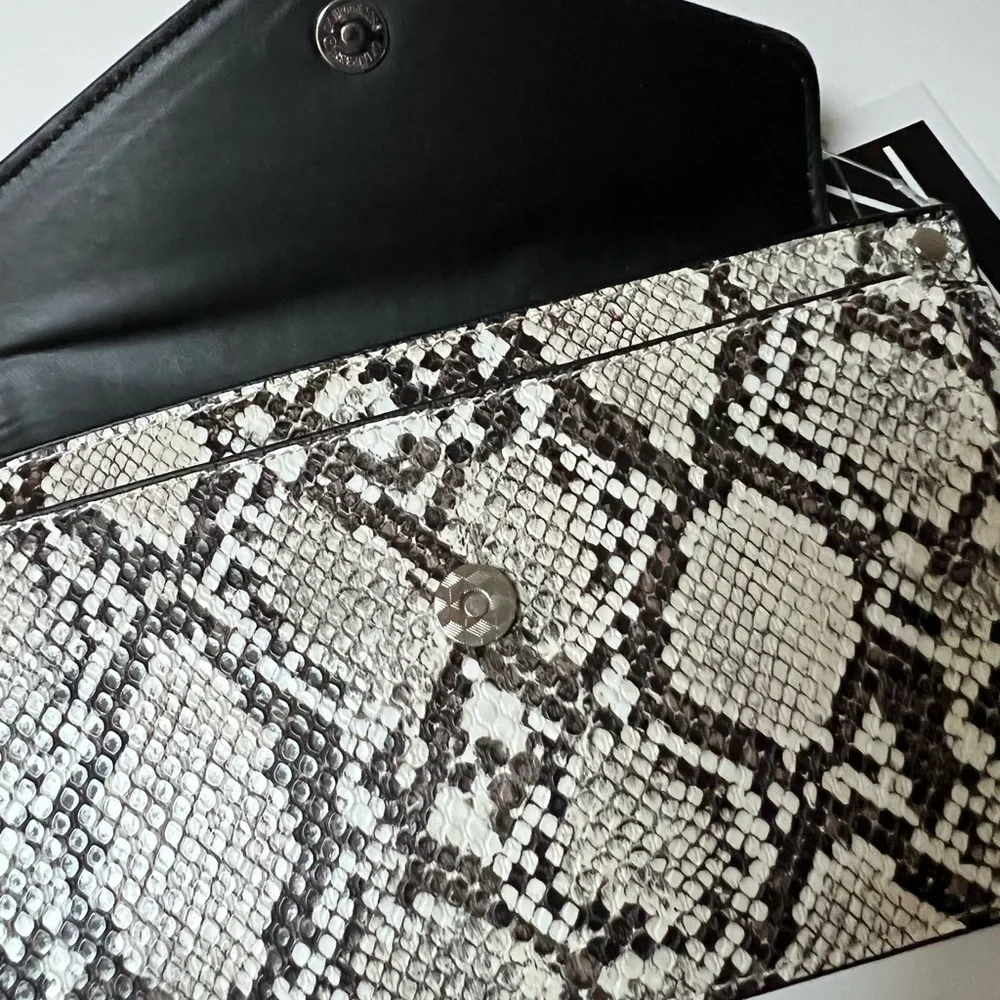 INZI snakeskin pocket shoulder bag.‎ Chunky link strap.